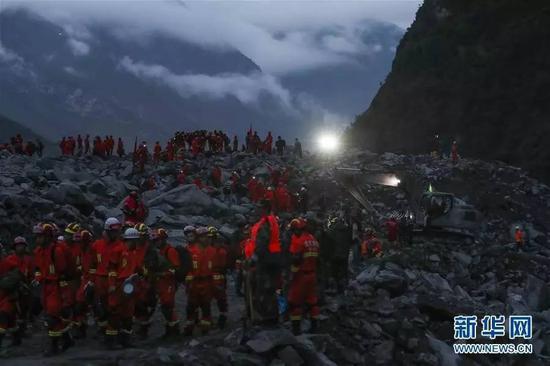 茂县山体垮塌:冲击力把遇难者遗体甩到河对岸