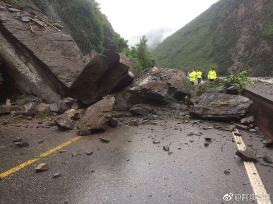 茂县山体垮塌:冲击力把遇难者遗体甩到河对岸