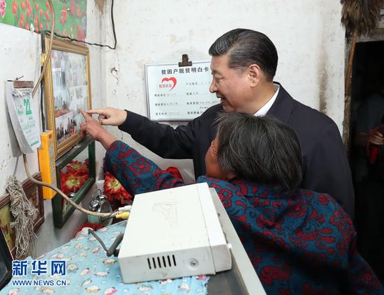 6月21日,中共中央总书记、国家主席、中央军委主席习近平到山西考察调研。这是习近平来到忻州市岢岚县赵家洼村看望贫困村民王三女。新华社记者 庞兴雷摄
