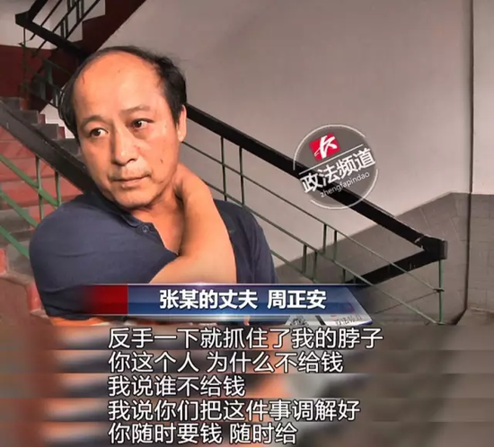 之后，三名男子二话不说直接对他进行殴打。直到他将500块钱的鳝鱼摊位费交给对方，三人才停了手。