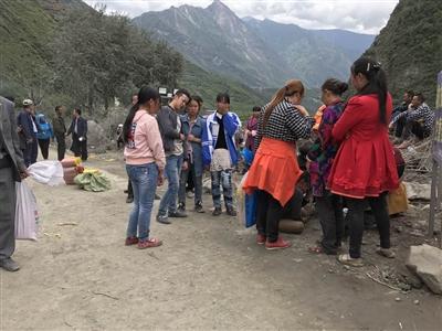 家园变成废墟,王泽佩姐弟4人想起亲人,痛哭
