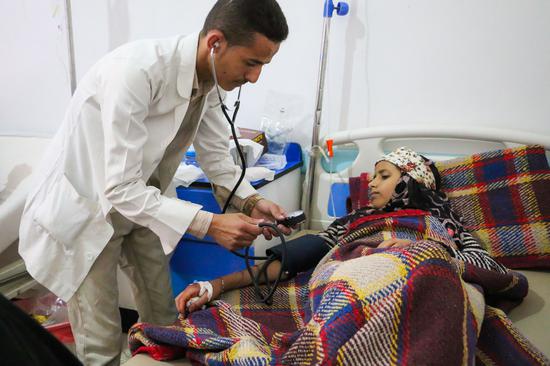 　　一名感染霍乱的女童正在也门一所医院接受治疗。UNICEF/Fuad