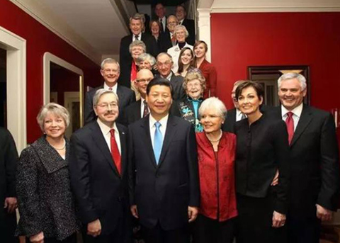 2012年2月15日,时任国家副主席的习近平在艾奥瓦州马斯卡廷与老朋友茶聚。前排左二为布兰斯塔德。(新华社记者兰红光摄)