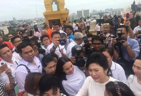 英拉在人群中流泪