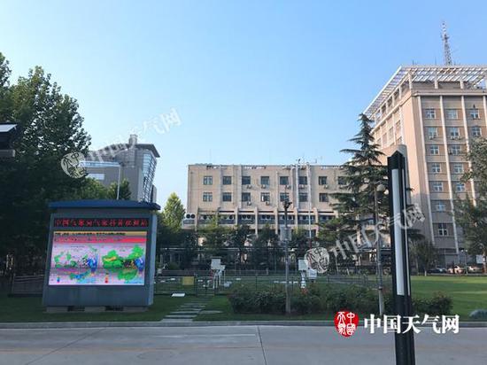 今晨,北京晴热依旧。