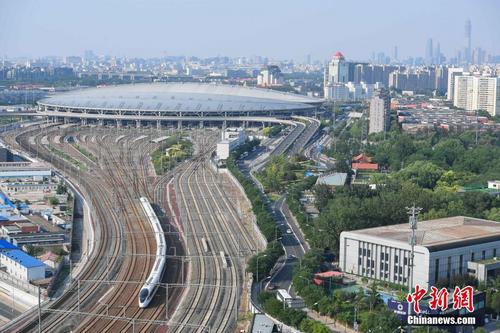 　　6月26日下午，由上海虹桥站始发的G124次“复兴号”高铁列车准时抵达北京南站。 中新社记者 崔楠 摄