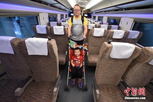 　　CR400AF型“复兴号”列车的二等座车厢。中新社记者 侯宇 摄