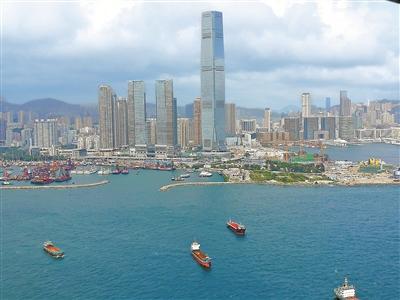 上图：从空中俯瞰香港