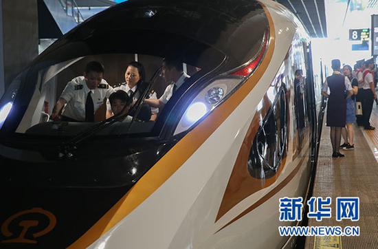 6月26日，在上海虹桥火车站，工作人员在“复兴号”G124次列车驾驶舱内进行发车前的准备。当日，中国标准动车组“复兴号”在京沪高铁两端的北京南站和上海虹桥站双向首发，分别担当G123次和G124次高速列车。“复兴号”是由中国铁路总公司牵头组织研制、具有完全自主知识产权、达到世界先进水平的中国标准动车组。新华社记者丁汀摄