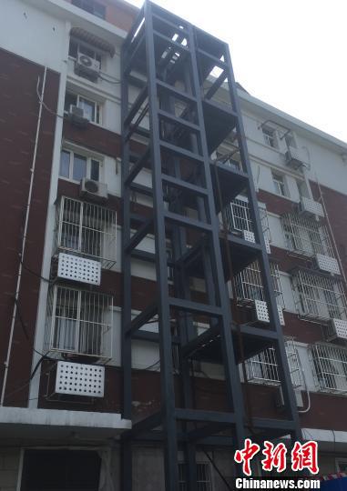 北京多地试点老旧小区装“外挂电梯”。图为坐落在北京市西城区西黄城根南街的灵境小区内加装外挂电梯。 曾鼐摄