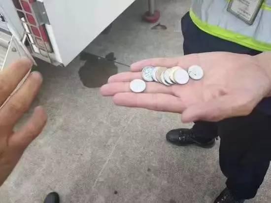 机务人员检修发动机后共发现9枚硬币