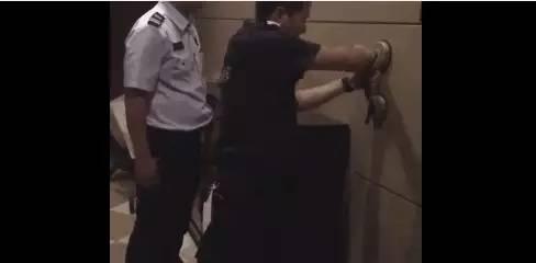 ▲视频截图为绿城的保安在想办法打开一个消防栓的门，来自网友@徐冠华 的微博爆料