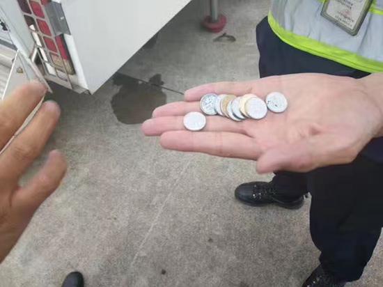图说：机务人员检修发动机后共发现9枚硬币。网友供图