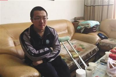  昨日，甘肃定西一中高三毕业生魏祥在家中接受媒体采访。 视频截图 