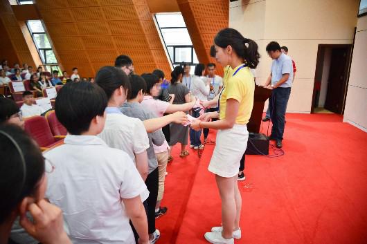 参加综合评价录取改革试点校测面试的考生们在面试考场进行抽签,决定当天的考场地点。魏桢琦摄