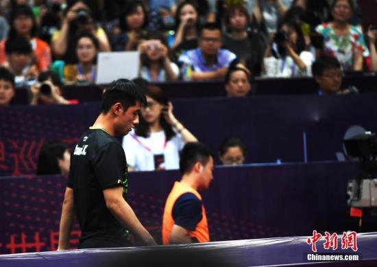  6月22日，在四川省体育馆内进行的国际乒联世界巡回赛2017中国乒乓球公开赛男单1/16比赛中，中国选手张继科因伤退出本次单打比赛。安源 摄