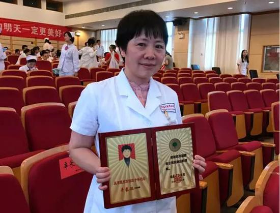 6月26日，福建省立医院给辛长征颁发从医30周年纪念证书。 