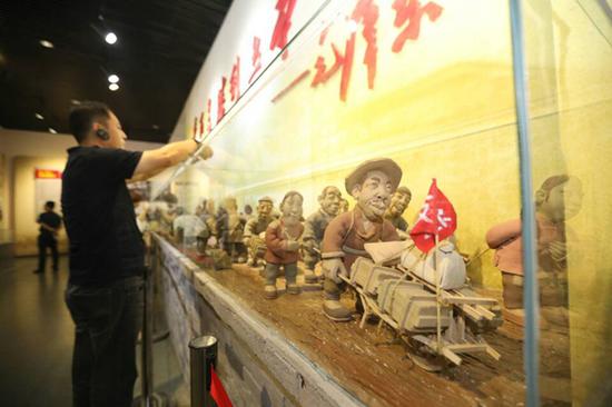 纪念馆中以支援前线为主题制作的陶艺长廊。