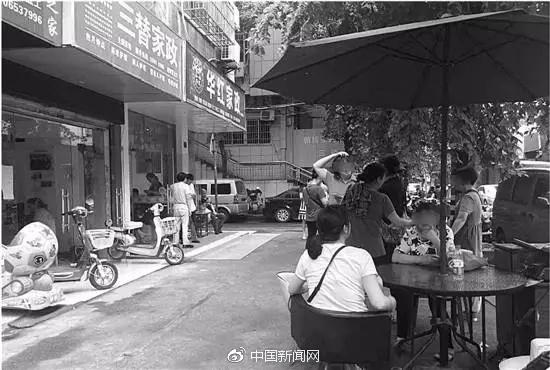 家政公司门口,保姆们一边闲聊一边等活。图片来源:浙江在线
