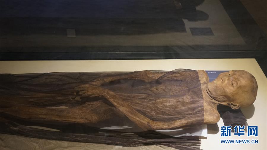 　　陈列在青海省海西州民族博物馆的千年干尸（6月13日摄）。新华社记者 李亚光 摄