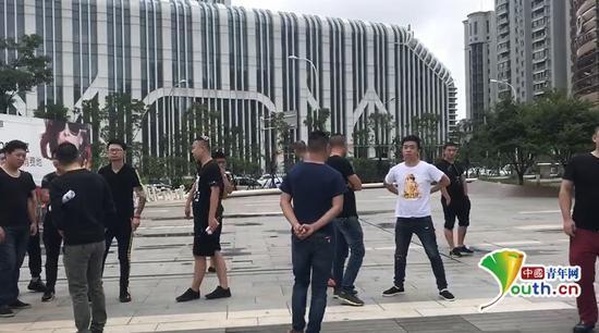武汉绿地汉口中心附近多名不明身份的男子聚集。当事人供图