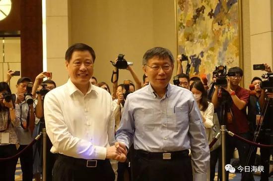 医生身世的柯文哲今天中午在上海第六人民医院举行午餐交流，还在第六人民医院观摩了一场骨科手术。