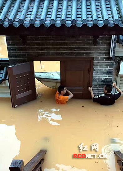 河西汀湘十里小区里,居民在家门口水中等待乘船出门。
