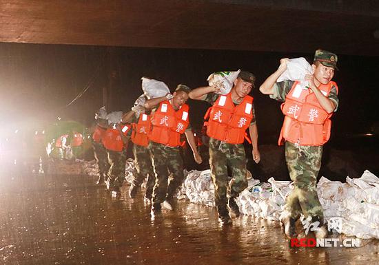  益阳桃江，武警官兵冒雨连夜加固堤坝。 杨宁摄