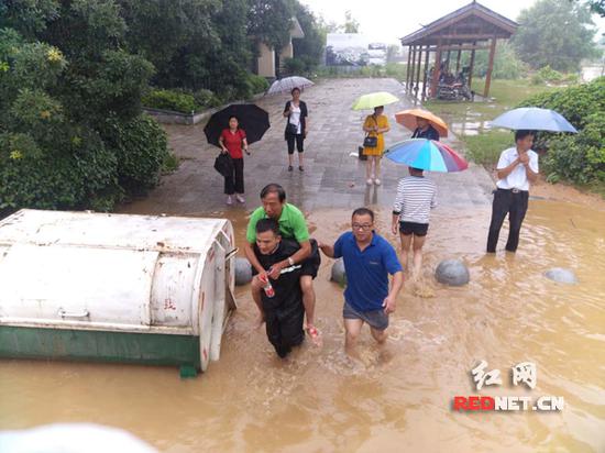湖南宁乡乌江河多处决堤紧急转移群众400余人