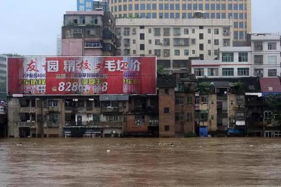 △湖南娄底遭遇大暴雨袭击/图自视觉中国 