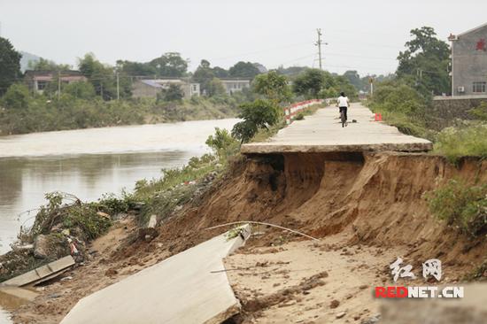 灰汤镇乌江河决堤现场。