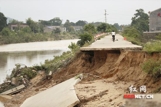 湖南宁乡乌江河多处决堤紧急转移群众400余人