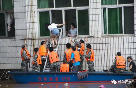 图为7月2日，民兵应急分队在湖南省新邵县酿溪镇解救被困群众。新华社发（吕建设 摄）
