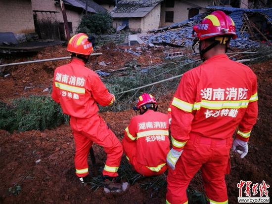 宁乡消防官兵卖力对山体滑坡位置掩埋的衡宇举行搜救和救援。摄影 李玺