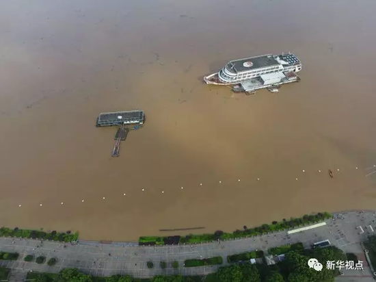 图为被洪水淹没的长沙湘江边一处轮船码头（7月2日摄）。新华社记者 范军威 摄