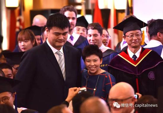 姚明、邓亚萍到场清华大学苏世民书院结业仪式。