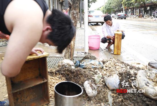 湖南宁乡乌江河多处决堤紧急转移群众400余人