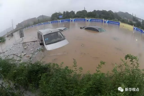 图为7月1日，长沙城区一处道路发生内涝，汽车被水浸泡。新华社记者 龙弘涛 摄