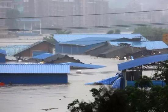 △湖南娄底遭遇大暴雨袭击/图自视觉中国  