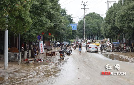 灰汤镇乌江河决堤现场。