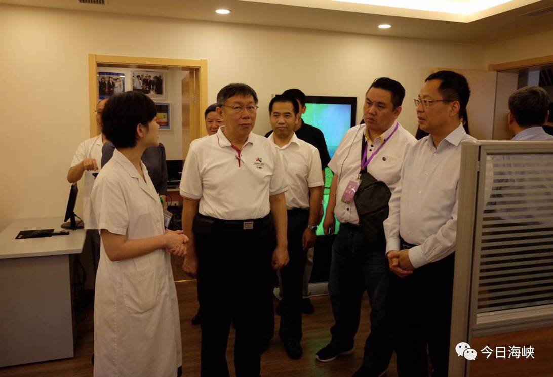 随后，柯文哲走访了徐汇区滨江计划馆等地，并现场观摩了两岸高中生街舞交流运动。