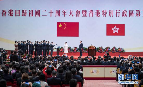 7月1日上午，庆祝香港回归祖国20周年大会暨香港特别行政区第五届政府就职典礼在香港会展中心隆重举行。 