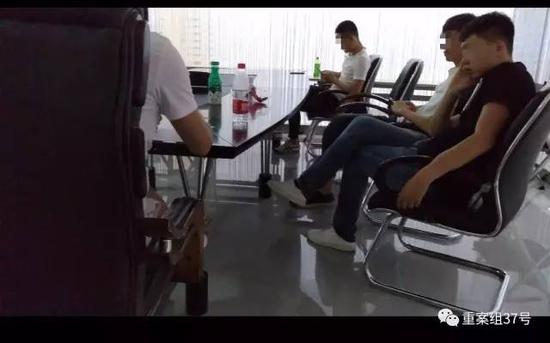 ▲司理为“兼职职员”解说出租银行卡用于贷款转账的营业。视频截图