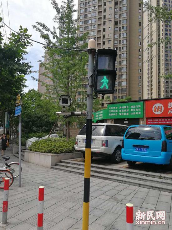 图说：拍摄行人闯红灯的“电子警员” 潘岑岭摄