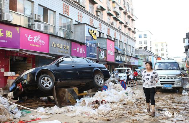 ▲7月2日17时36分，宁乡市，明兴路市场，被洪水冲击后的街道。