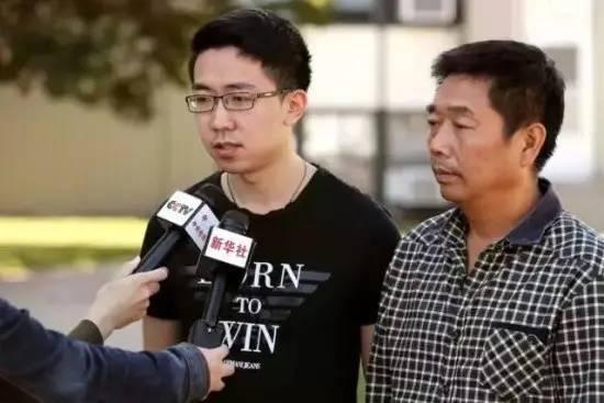 ▲章莹颖的父亲章荣高(右)和章莹颖的男友侯霄霖(左)接受媒体采访 图据新华社