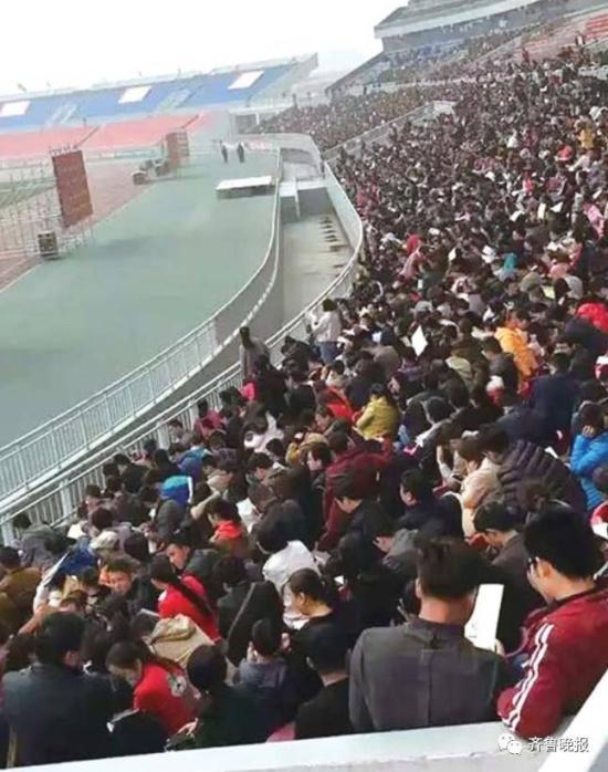 　　（4月8日，临沂北城新区某楼盘租下一个体育场选房，吸引了5000多名购房者到场。随后开发商因违规开盘被处罚）
