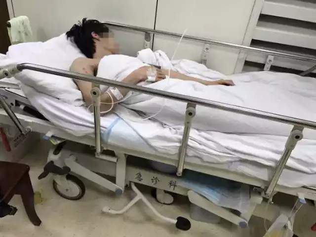 躺在病床上的阿强