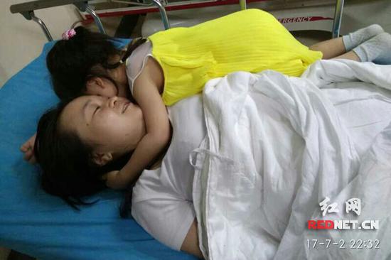 3岁的女儿几天没见妈妈，一把抱住病床上的妈妈。 