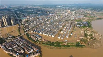  7月2日，从高空300米处俯瞰宁乡大部分城区浸泡在水中。 